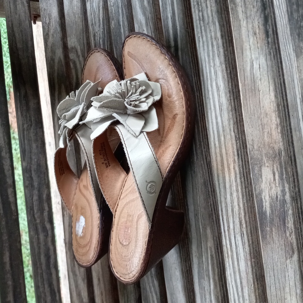 Born Cream Leather Flower Wedge Thong Sandals Size 9